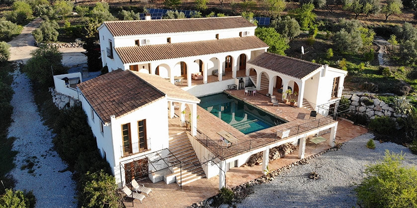 Prachtige villa met zwembad gelegen aan het eind van een 600 meter lange privéweg; een paradijsje op aarde waar je het gehele jaar door bloot kunt genieten