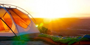 Moet ik meteen uit de kleren op een naturistencamping?